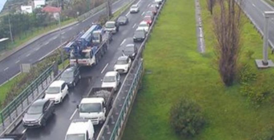 Acidente entre três carros na via rápida