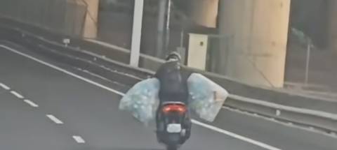 Motociclista arrisca na via rápida com sacos cheios de embalagens para receber caução do Sistema Volta