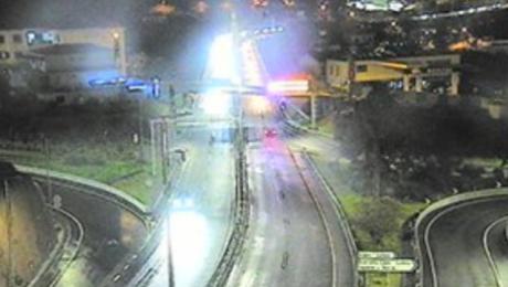 Acidente na via rápida entre cinco carros, dois deles capotados