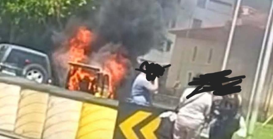Carrinha táxi destruída por incêndio