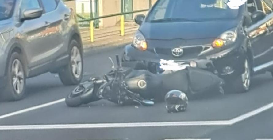 Acidente entre mota e carro junto a passadeira