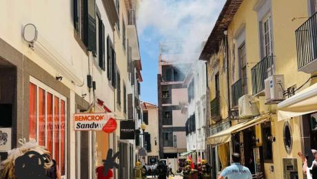 Incêndio num alojamento local mobiliza 25 bombeiros