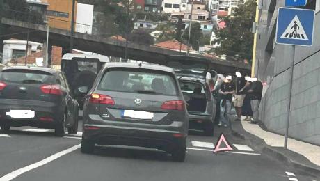 Choque em cadeia entre quatro carros no Funchal