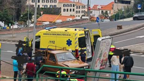 Carrinha sobe passeio e espreme mulher contra painel informativo