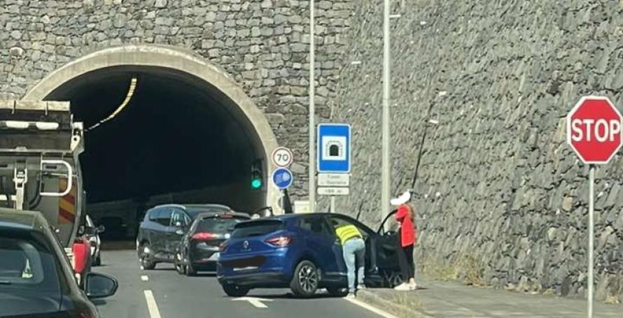 Acidente entre três carros na via expresso