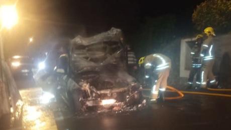 Incêndio destrói carro