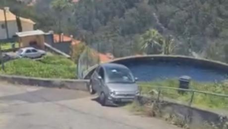 Carro quase cai num poço