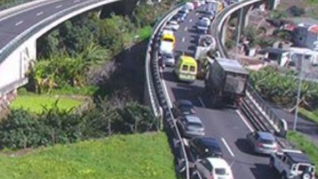 Três feridos num acidente entre três carros e duas motas na via rápida