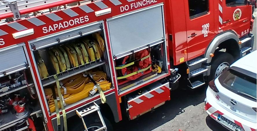 Carrinha destruída por incêndio