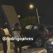 Carro choca contra painel numa rotunda