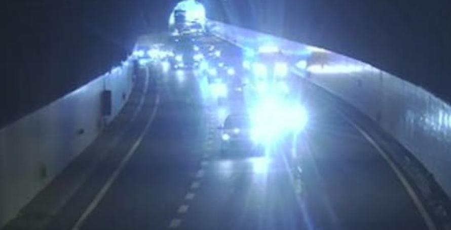 Acidente entre mota e dois carros na via rápida faz um ferido