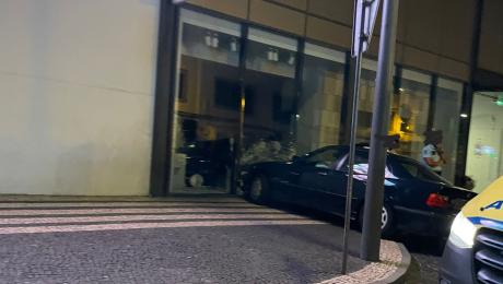 Carro choca contra montra no Funchal
