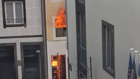 Incêndio ainda em curso; prédio é devoluto e não há feridos