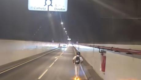 Homem a andar de trotinete na via expresso