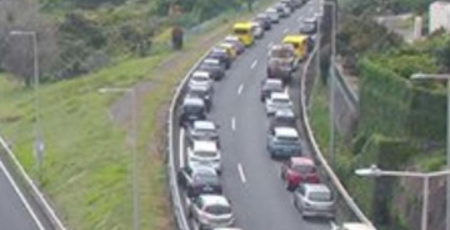 Acidente grave faz dois feridos e fecha via rápida
