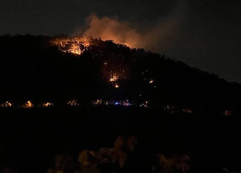 Continua a alastrar o incêndio nas serras da Ribeira Brava